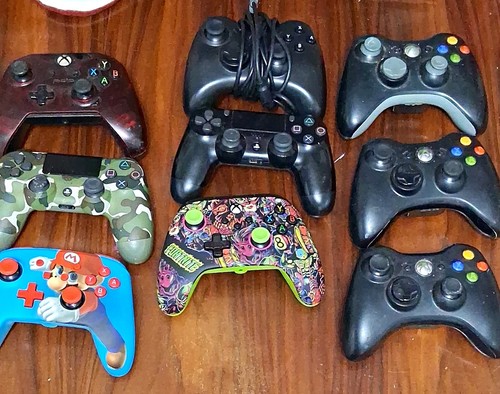Gaming controllers lot xbox - 9,